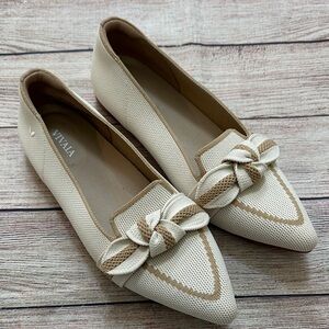 Vivaia Cream and Tan Pointed-Toe Bow Loafers 6.5